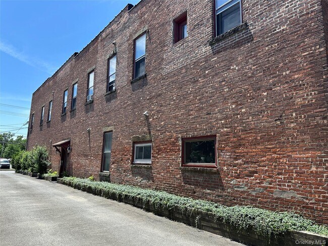 Building Photo - 165 Ulster Ave