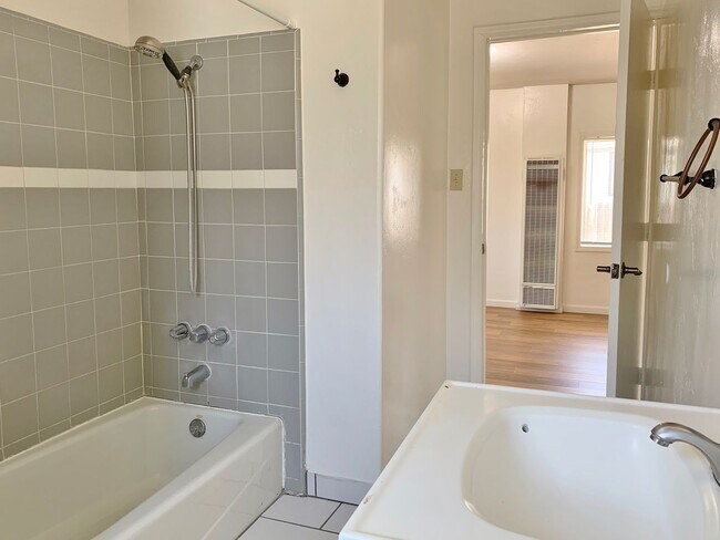Building Photo - 3 Bedroom in Hollister