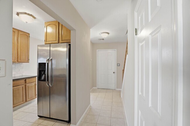 Building Photo - Stunning 3 Bedroom Townhome !