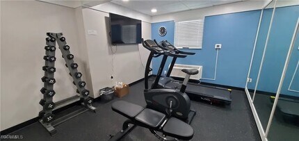 Building Photo - 2121 Collier Ave