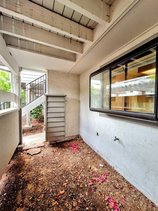 Building Photo - Refurbished Condo on 1st Floor With Laundry, Patio, Garage; Next to Pool!