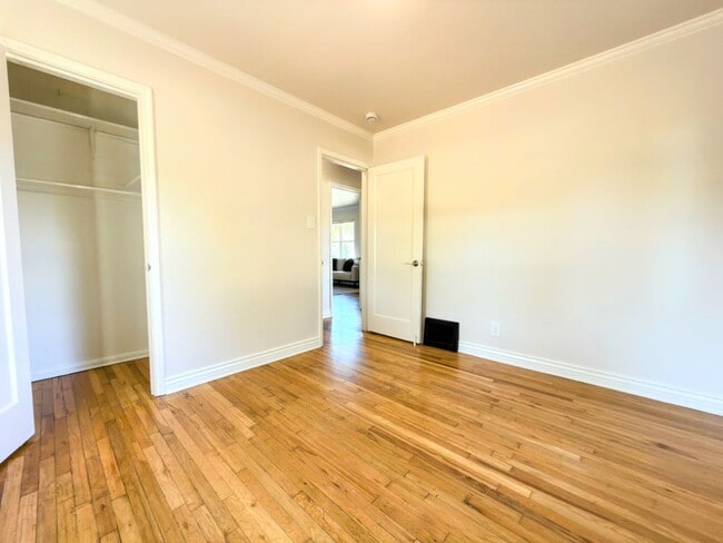Building Photo - Newly Updated 2-Bedroom Home