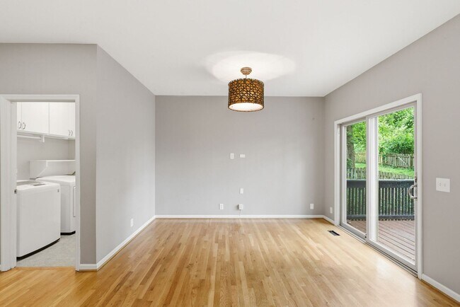 Building Photo - 913 Magnolia Ct W
