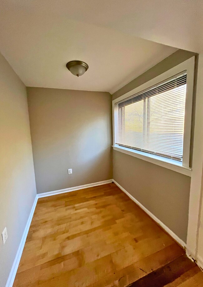 Building Photo - Modern 2-Bedroom Apartment with In-Unit La...