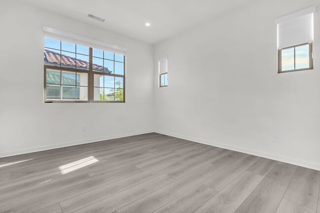 Building Photo - 711 Spring Gdn