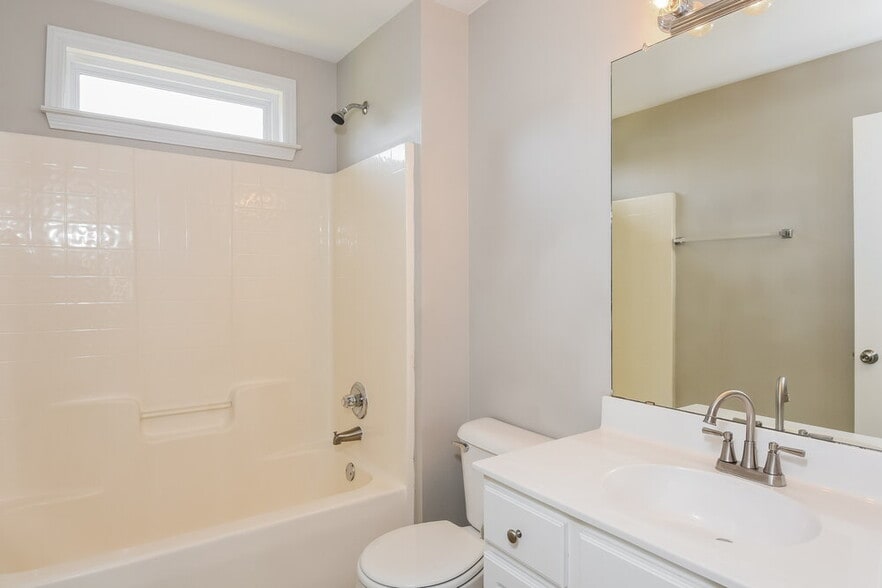 Building Photo - 227 Oakbridge Dr