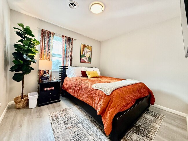 Building Photo - Cozy Two Bedroom Apartment in the City Center