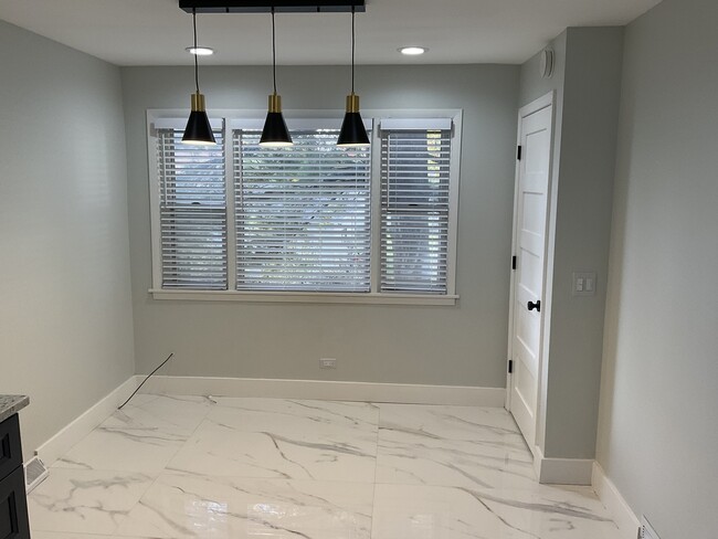 Building Photo - 566 N Howard Ave