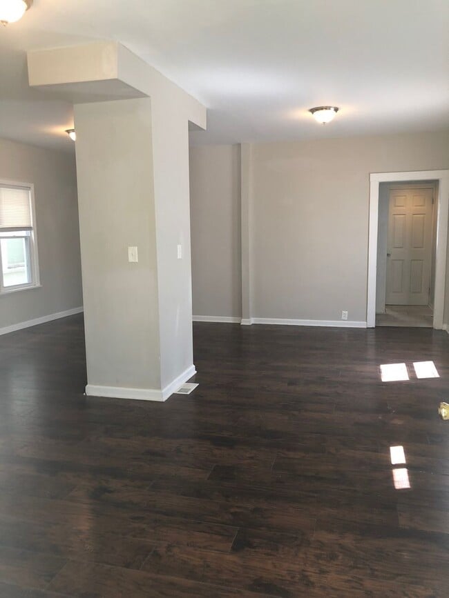 Building Photo - Single Family Home 3 beds 2 bath Available Now!