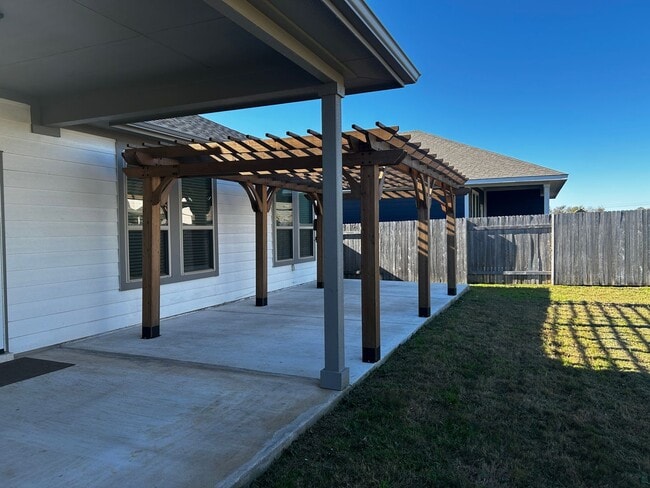 Building Photo - 3BR/2BA single-family home with fenced yard and attached garage in Jarrell, TX.
