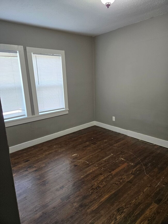 Building Photo - Charming 2-Bedroom Home with Open Floor Plan & Fenced Backyard