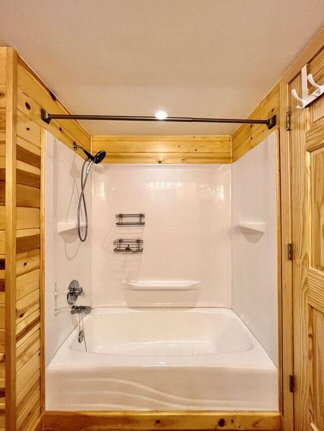 Building Photo - Spacious 3bed/ 3 bath Townhome with Privat...