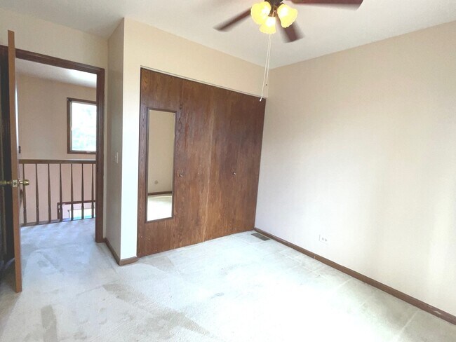 Building Photo - 226 Iris Dr
