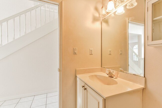 Building Photo - Beautiful Lake front home in West Kissimmee