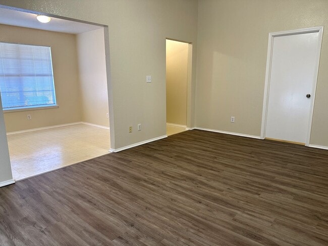 Building Photo - Beautiful 3 Bedroom 2 Bath Home