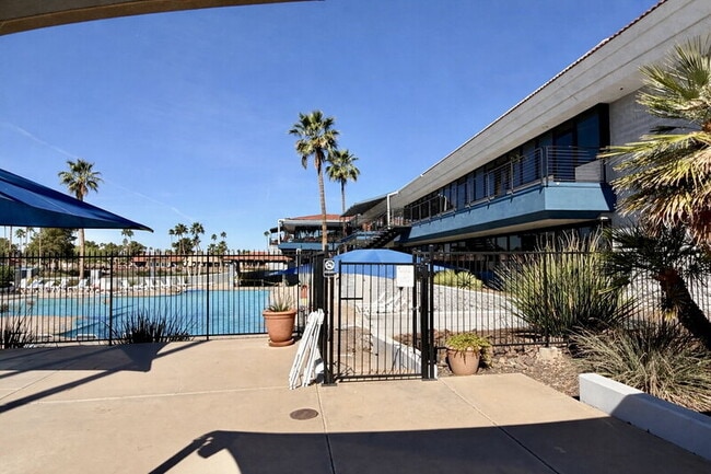 Building Photo - 6761 S Oakmont Dr