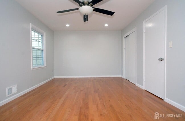 Building Photo - 4 White Oaks Dr