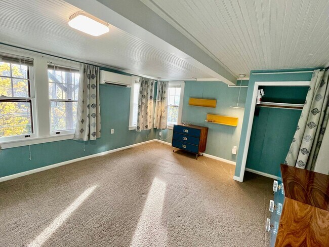 Building Photo - Great Montford location, Partially Furnished Studio Apartment, Utilities Included!