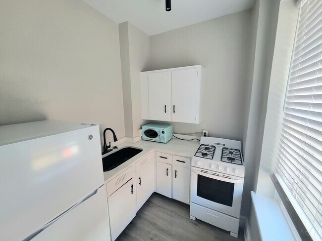 Building Photo - Stylish Uptown Charlotte 1-Bedroom 1-Bathroom — Historic Charm + 4 Weeks rent FREE (Prorated!)