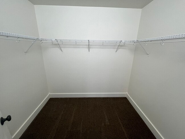 Building Photo - 3 Bed/2.5 Bath Single Family Home Close to the Old Mill