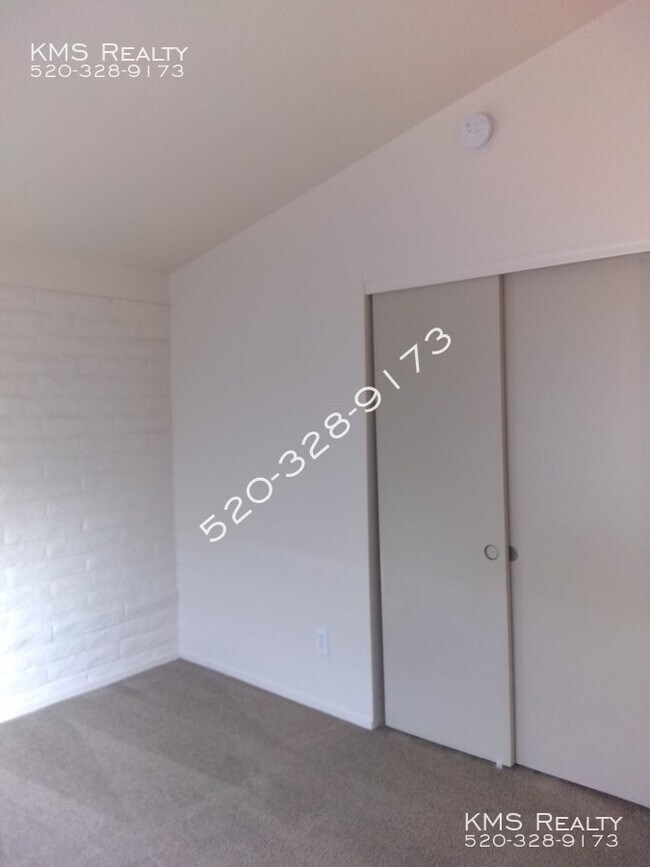 Building Photo - 4 Bedroom 2 Bath -824 W Oahu Circle - OWNE...