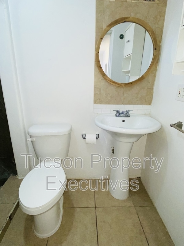 Building Photo - 837 S 8th Ave