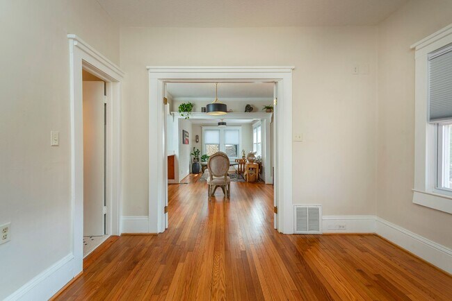 Building Photo - Charming Black Mountain Rental!