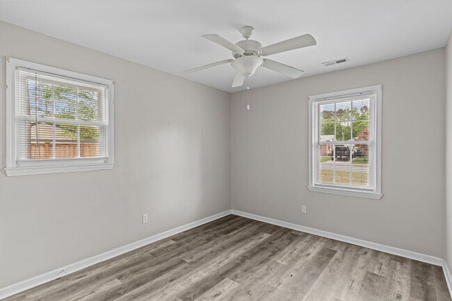 Building Photo - Pet-Friendly | Large Fenced Yard in North Wilmington