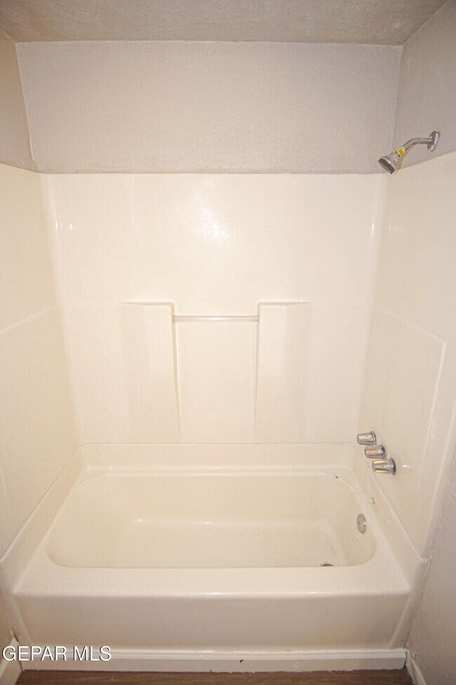 Building Photo - 419 E Schuster Ave