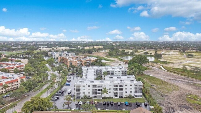 Building Photo - 2998 Sunrise Lakes Dr E