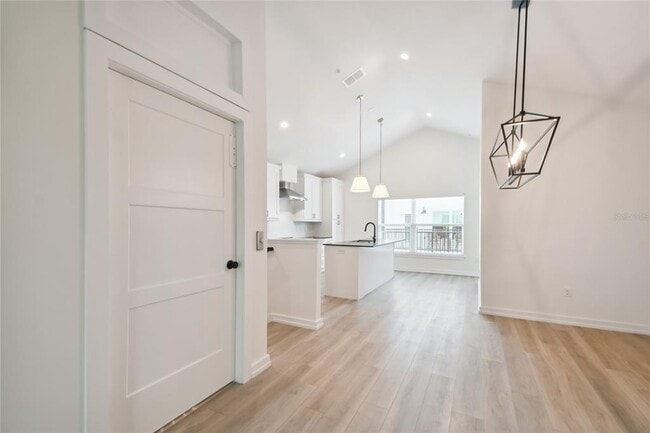 Building Photo - 1602 Park Lake St