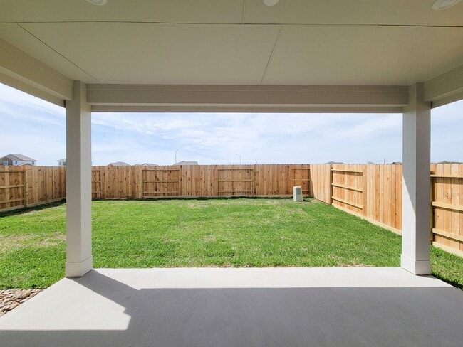 Building Photo - Single-story layout features a bright, open concept living area, dining space, and kitchen. Pebbl...