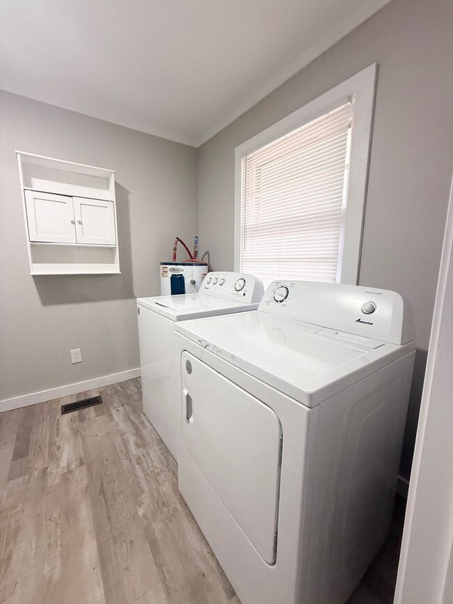 Building Photo - 3-Bedroom Single-Family Home with Hardwood Floors and Carport in Sparta