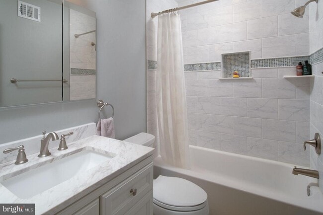 Building Photo - Charming townhome in the heart of McLean !!