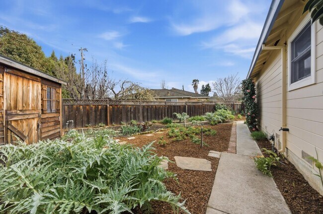 Building Photo - 8 Patricia Pl