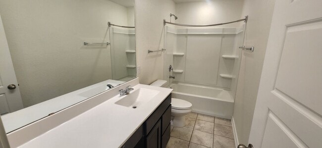 Building Photo - 5-Bedroom 3-Bathroom Home Walking distance to USAA and just mins from Medical Center and UTSA