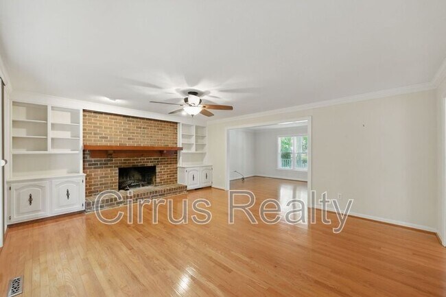 Building Photo - 156 Circle Ct