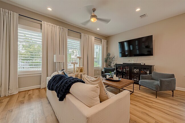 Building Photo - 909-A W 35th St