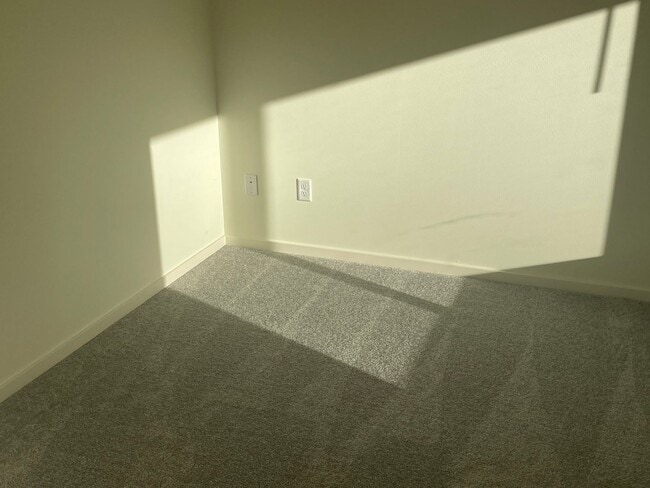 Building Photo - Single Level Freeland Home and Pet Friendly!