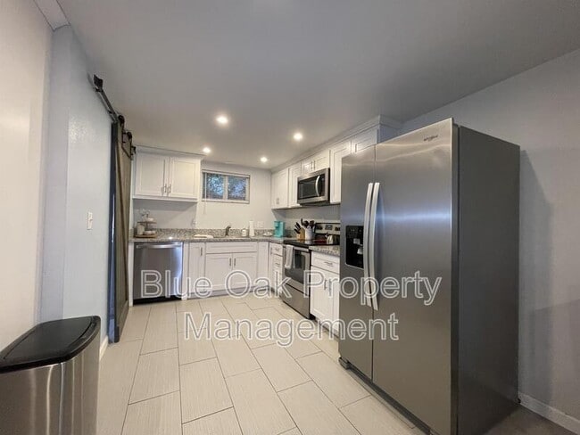 Building Photo - 631 1/2 Oak Lawn Ave