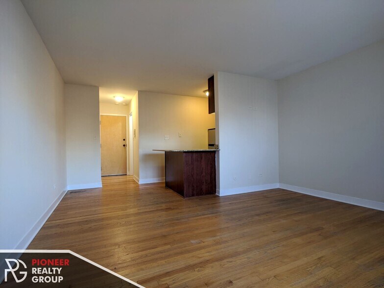 Building Photo - 643 W Wrightwood Ave