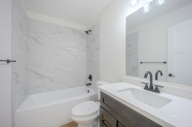 Building Photo - 818 W 7th St