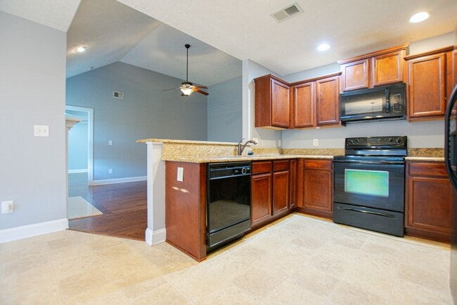 Building Photo - Pet Friendly Three Bedroom!