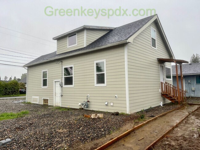 Building Photo - 2-Bedroom, 1-Bathroom Unit Available in Multiplex Near Downtown Hillsboro