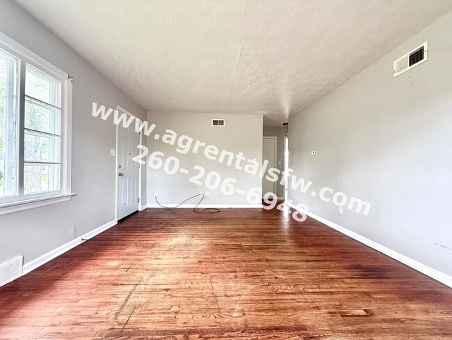 Building Photo - 2 Bedroom House