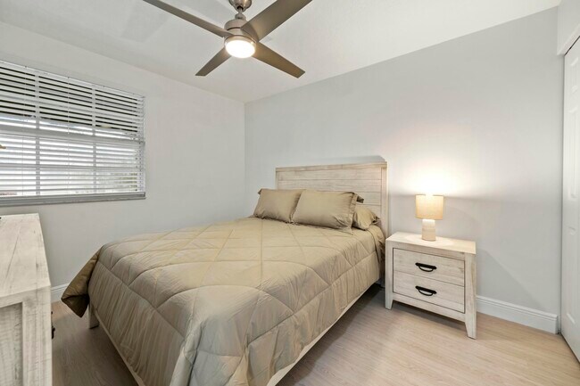 Building Photo - 6553 Via Regina