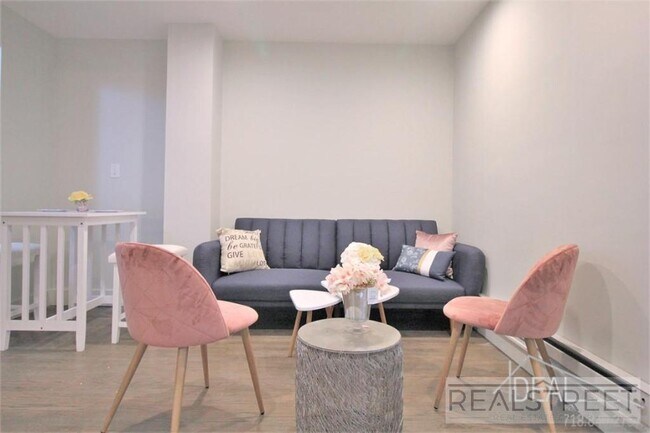 Building Photo - Stunning NEW 1 BED in PLG!
