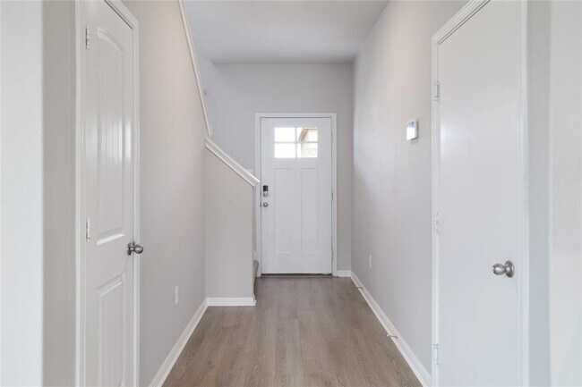 Building Photo - 445 Shiner Ln
