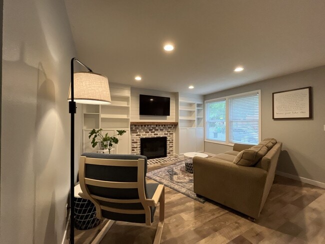 Building Photo - Charming Home Near Nike Campus with Vaulted Ceilings & Updated Kitchen
