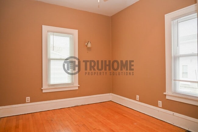 Building Photo - Large 3 Bedroom 2 Bath House w/Fenced in Yard and 2 Stall Garage Available Soon!